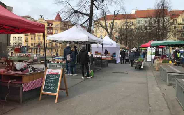Trhy na Jiřáku jsou zpět. Tlačenice se nekonala, zákazníci dodržují pravidla