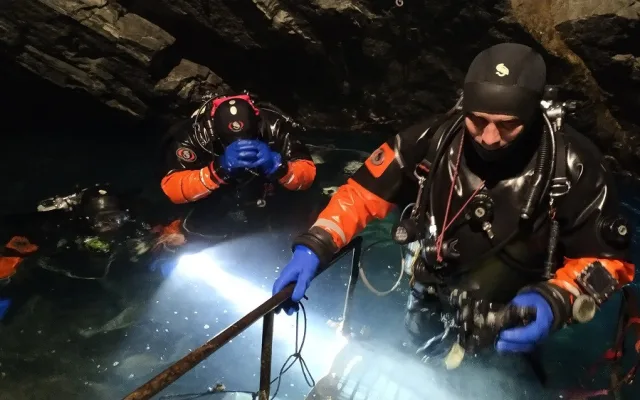 Pražští hasiči cvičili v důlních šachtách orientaci pod vodou