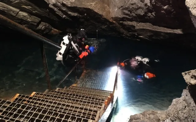 Pražští hasiči cvičili v důlních šachtách orientaci pod vodou