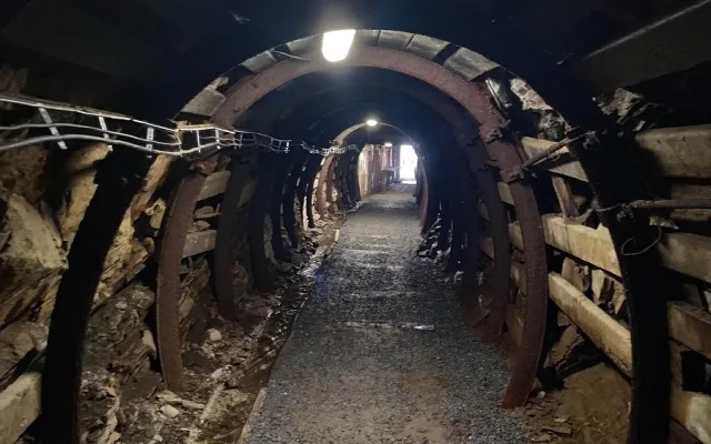 Pražští hasiči cvičili v důlních šachtách orientaci pod vodou