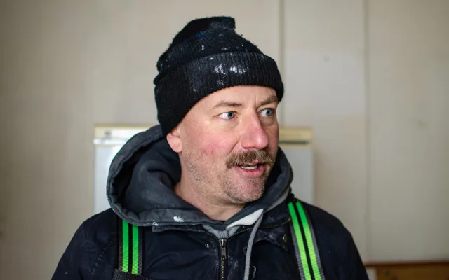 V Praze vzniká největší nástěnná malba. Rád maluju obyčejné lidi, říká David Strauzz