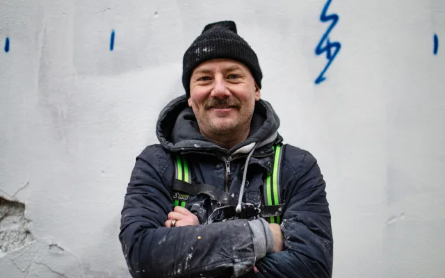 V Praze vzniká největší nástěnná malba. Rád maluju obyčejné lidi, říká David Strauzz