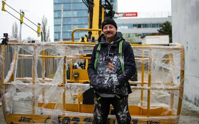 V Praze vzniká největší nástěnná malba. Rád maluju obyčejné lidi, říká David Strauzz