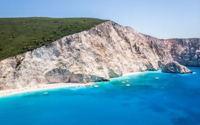 Pohled na nejslavnější pláž Lefkady Porto Katsiki