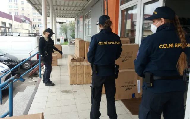 V Sapě aktuálně probíhá rozsáhlý zásah. Celníci objevily sklady plné padělků