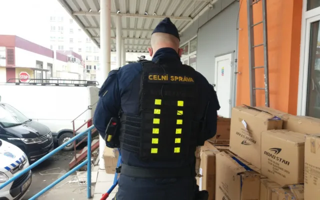 V Sapě aktuálně probíhá rozsáhlý zásah. Celníci objevily sklady plné padělků