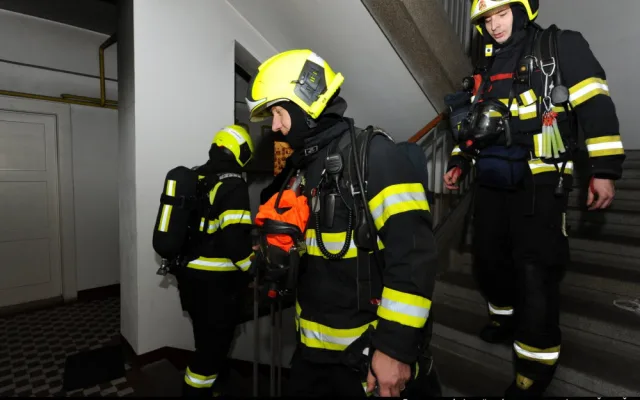 Hasiči zachránili 16 lidí při nočním požáru bytu v Praze 4. Jeden člověk skončil v péči záchranářů