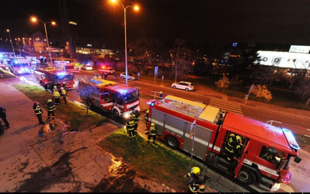 Hasiči zachránili 16 lidí při nočním požáru bytu v Praze 4. Jeden člověk skončil v péči záchranářů