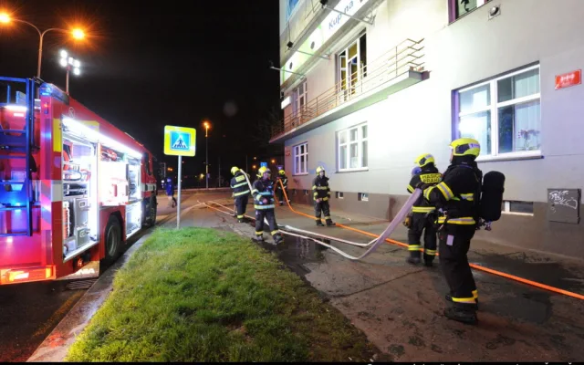 Hasiči zachránili 16 lidí při nočním požáru bytu v Praze 4. Jeden člověk skončil v péči záchranářů