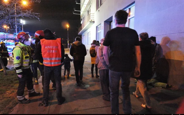 Hasiči zachránili 16 lidí při nočním požáru bytu v Praze 4. Jeden člověk skončil v péči záchranářů