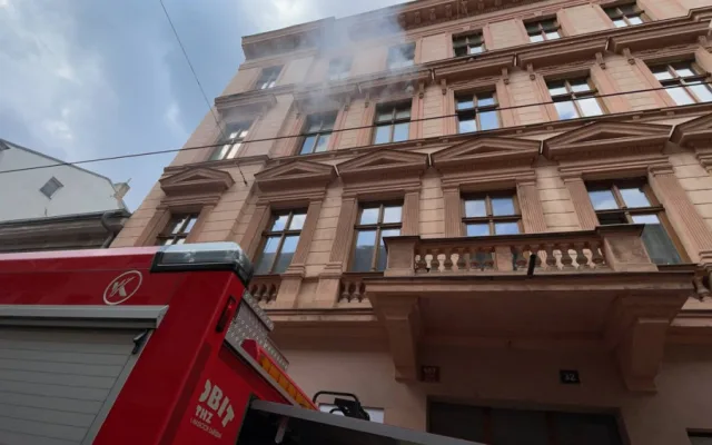 Požár bytu v Praze přerušil dopravu. Hasiči zachránili čtyři lidi a jednoho psa