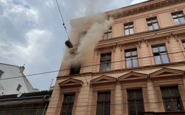 Požár bytu v Praze přerušil dopravu. Hasiči zachránili čtyři lidi a jednoho psa