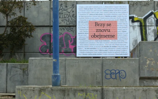 Výstava Básně z dálnice je výběrem sloganů z billboardů u českých dálnic