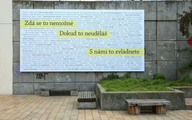 Výstava Básně z dálnice je výběrem sloganů z billboardů u českých dálnic