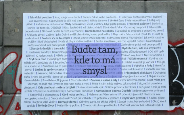 Výstava Básně z dálnice je výběrem sloganů z billboardů u českých dálnic