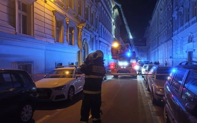 Lidé při požáru v Praze přišli o střechu nad hlavou. Radnice jim poskytla náhradní ubytování
