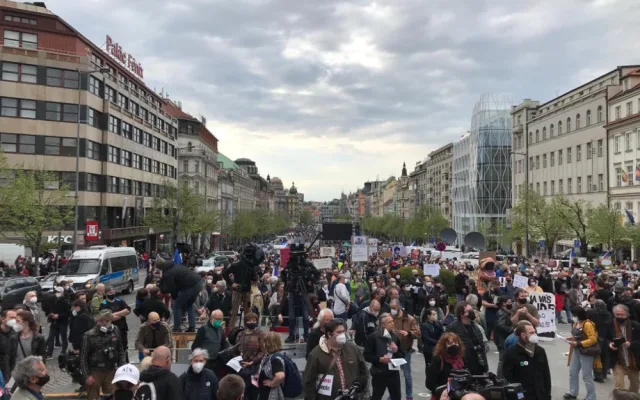 Na Václavském náměstí demonstrují stovky lidí proti Zemanovi