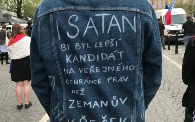 Na Václavském náměstí demonstrují stovky lidí proti Zemanovi