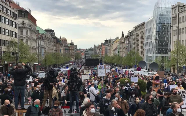 Na Václavském náměstí demonstrují stovky lidí proti Zemanovi