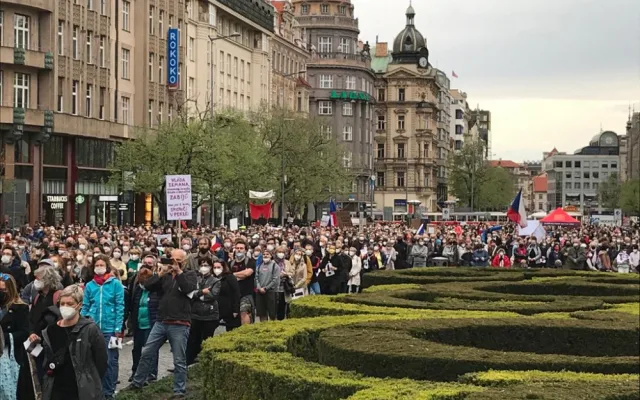 Na Václavském náměstí demonstrují stovky lidí proti Zemanovi