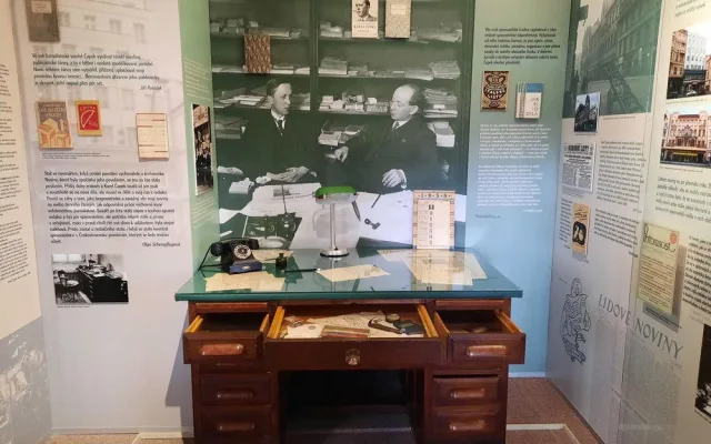 Jednou z novinek stálé expozice je stejný americký psací stůl jaký měl novinář Karel Čapek v redakci