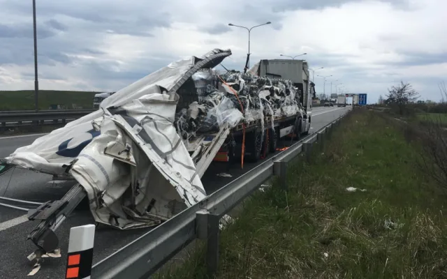 V Praze havaroval kamion. Na dálnici se rozsypaly lahve piva