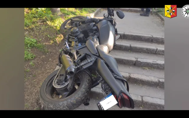 Policistům ujížděl motorkář na drogách. Našli ho, jak se krčí mezi zaparkovanými auty