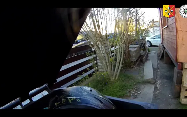 Policistům ujížděl motorkář na drogách. Našli ho, jak se krčí mezi zaparkovanými auty