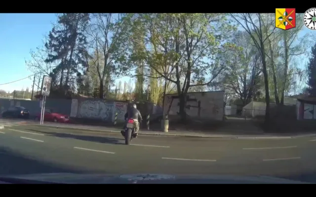 Policistům ujížděl motorkář na drogách. Našli ho, jak se krčí mezi zaparkovanými auty