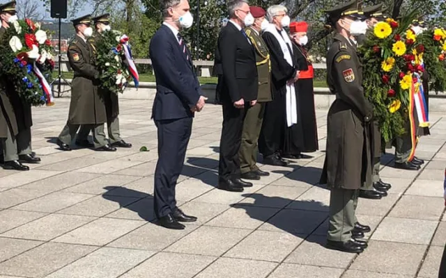 Politici si na Vítkově připomněli konec války. Zeman přijel na vozíku