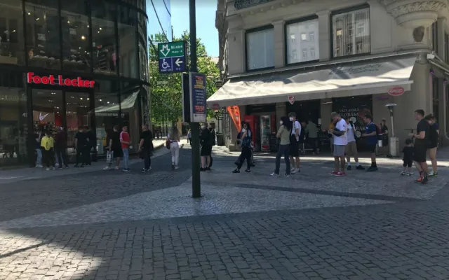 Obchody otevřely. Před některými prodejnami v Praze se tvořily fronty