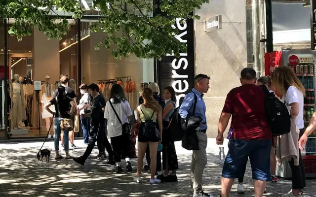 Obchody otevřely. Před některými prodejnami v Praze se tvořily fronty