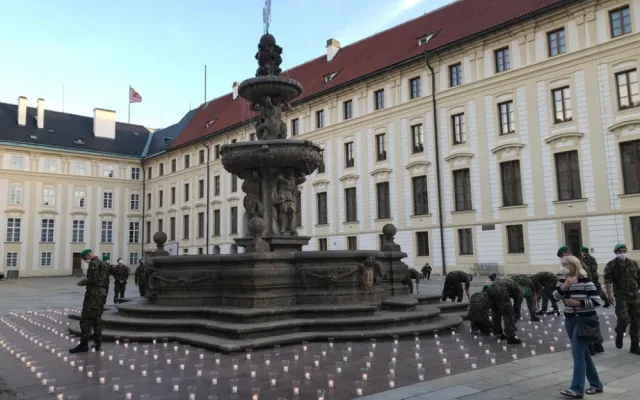 Na Pražském hradě se koná pietní akt za oběti koronaviru. Rozzáří se zde 30 tisíc svíček