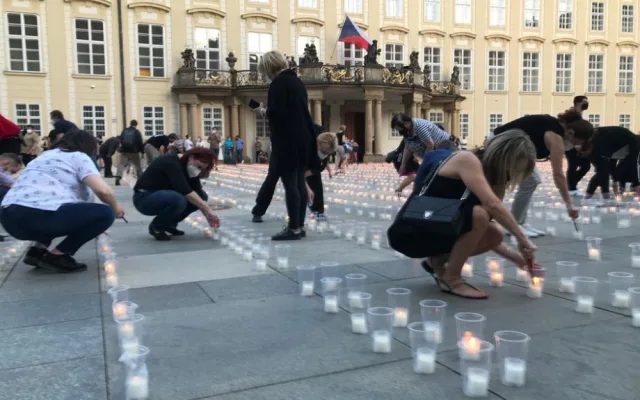Na Pražském hradě se koná pietní akt za oběti koronaviru. Rozzáří se zde 30 tisíc svíček