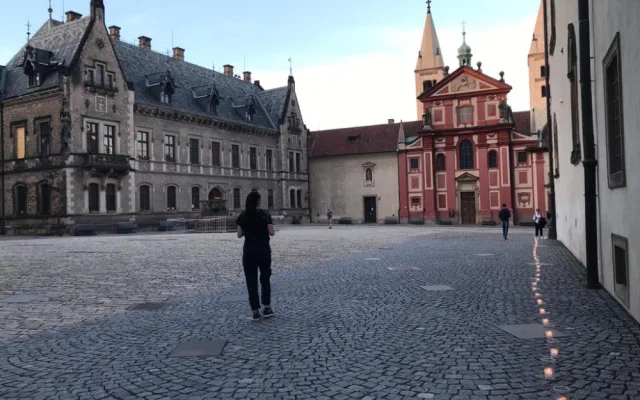 Na Pražském hradě se koná pietní akt za oběti koronaviru. Rozzáří se zde 30 tisíc svíček