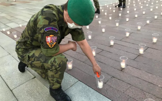 Na Pražském hradě se koná pietní akt za oběti koronaviru. Rozzáří se zde 30 tisíc svíček