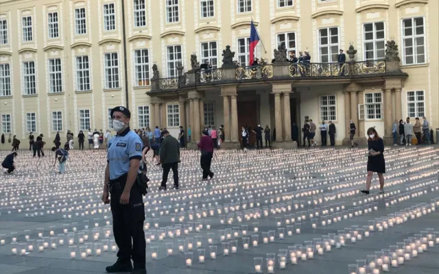 Na Pražském hradě se koná pietní akt za oběti koronaviru. Rozzáří se zde 30 tisíc svíček