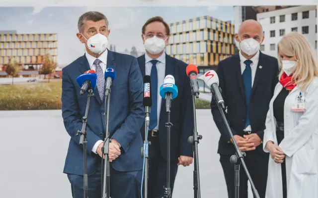 Premiér Babiš a ministr Arenberger poklepali na základní kámen dostavby nových pavilonů v IKEM
