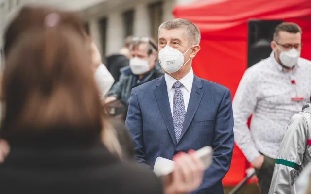 Premiér Babiš a ministr Arenberger poklepali na základní kámen dostavby nových pavilonů v IKEM