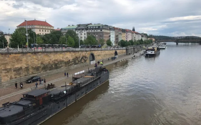 Hladina Vltavy stoupá, nejezdí některé přívozy a policie vyklízí náplavky