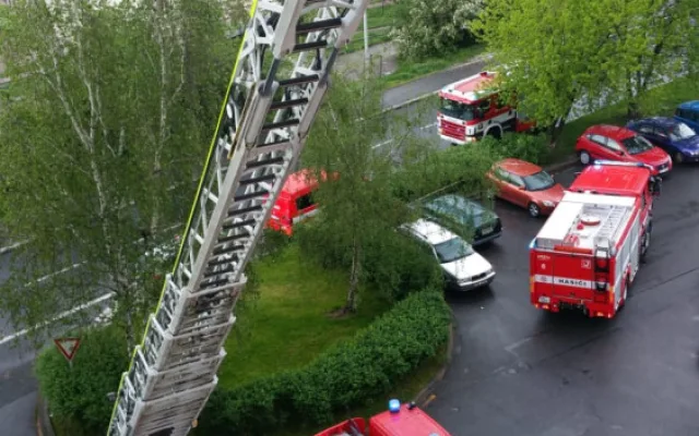 Při ranním požáru v Hostivaři hasiči zachránili 11 lidí