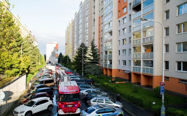 Při ranním požáru v Hostivaři hasiči zachránili 11 lidí
