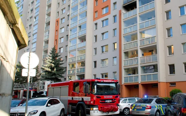 Při ranním požáru v Hostivaři hasiči zachránili 11 lidí