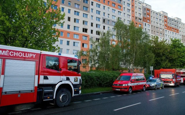 Při ranním požáru v Hostivaři hasiči zachránili 11 lidí
