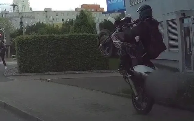 Motorkář ujížděl policii na kradené motorce. Byl na pervitinu a měl zákaz řízení