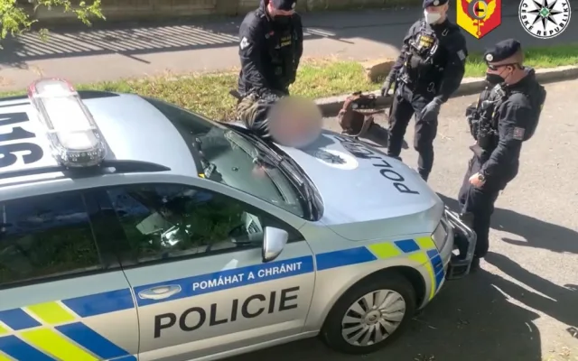 Motorkář ujížděl policii na kradené motorce. Byl na pervitinu a měl zákaz řízení