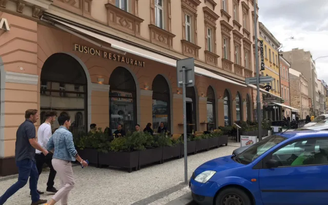 Podniky v Praze otevřely zahrádky. Fronty a návaly se nekonaly