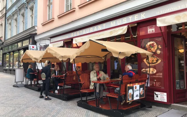 Podniky v Praze otevřely zahrádky. Fronty a návaly se nekonaly