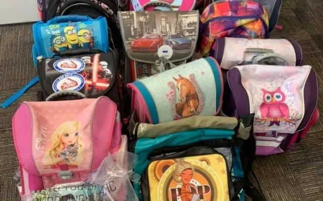 Praha 6 spustila sbírku aktovek s názvem Pošli aktovku dál