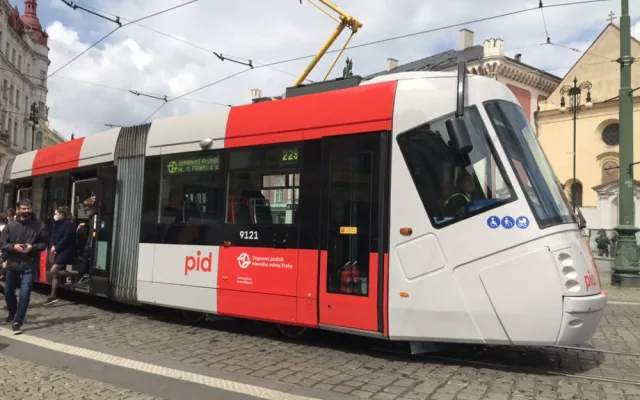 Pražský dopravní podnik představil tramvaj v nových barvách